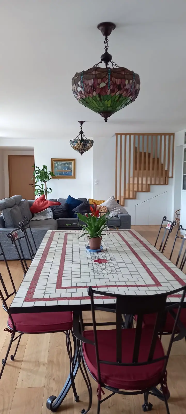 Intérieur lumineux et décoré avec soin de la chambre d'hôtes